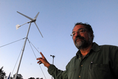  />                                                                                        <figcaption>אבי זעירא עם טורבינת רוח בקצרין <br> תצלום: ירון קמינסקי</figcaption>
 </figure>
 <p> </p><p>אבל היתרון של 