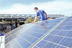  />                                                                                        <figcaption>שמעון קינן ליד הלוחות הסולריים  <br>        תצלום: ירון קמינסקי</figcaption>
 </figure>
 <p>טורבינות הרוח הגדולות שברכס בשנית ברמת הגולן הפכו לאחד מסמלי האזור. אלא שכעת מתברר כי שבשבות הענק שעושות הרבה רוח ומושכות תשומת לב רבה מצד המבקרים בגולן, נדחקו למקום השני בתחום ייצור אנרגיות חלופיות. 