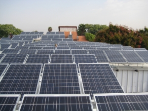 /> <figcaption>מערכת סולארית של חברת גרינטופס</figcaption>
</figure>
<p>חברות שמכרו מערכות במחירי הפסד ולא השאירו לעצמם אוויר לנשימה נעלמות עכשיו מהשוק. חברה בתחום הזה צריכה להרוויח מספיק כדי לעבור ימים קשים של תקופות שאין מכסות ולהמשיך לתת שירות טוב לפי ההתחייבות. חברה צריכה להסתכל קדימה ולא לחיות מהיום למחר. וזו טעות שהרבה חברות עושות בענף הזה